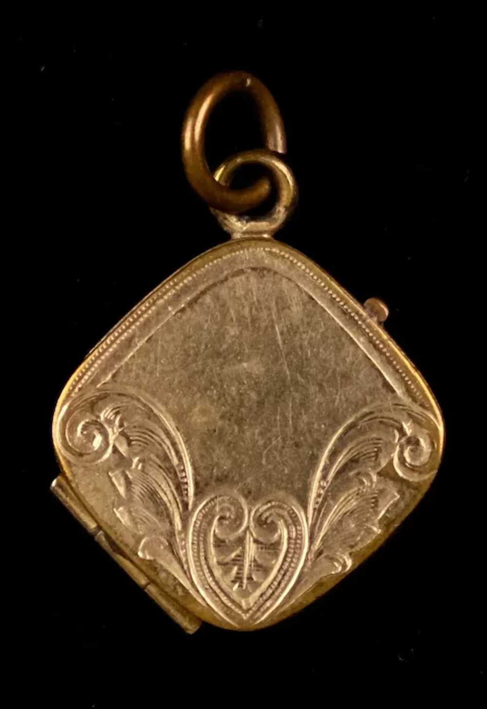 Sweet Art Nouveau 9K Gold Front Locket with Chasi… - image 5