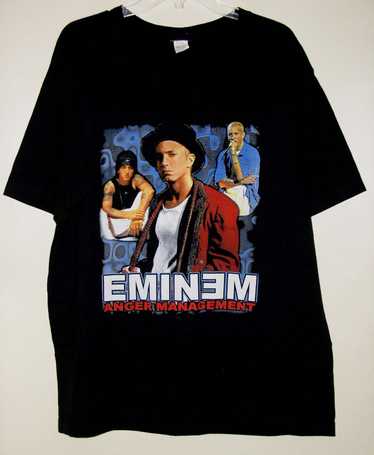 Eminem TV - New picture of Eminem. Giving an autograph at Detroit Lions  Helmet for auction ❤