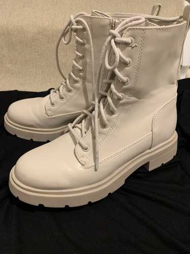 Vintage Woman’s off white combat boots