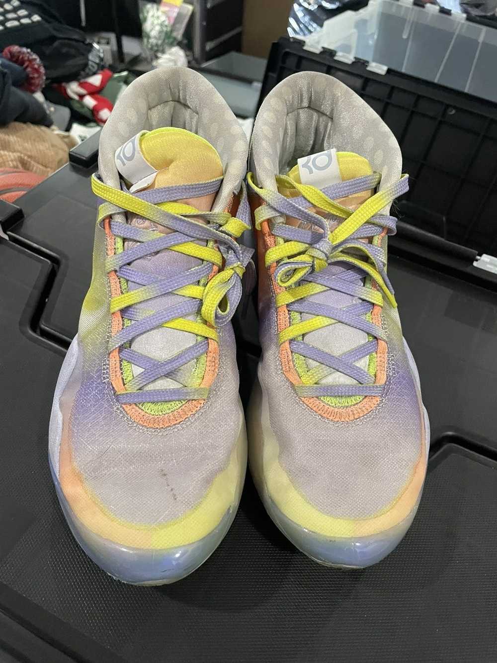 kyrie fly traps white