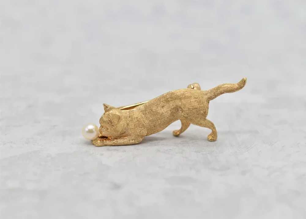 14k Yellow Gold Cat & Pearl Brooch - 7.5g - image 2