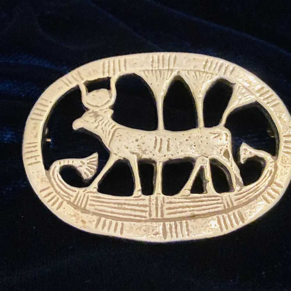 1975 MMA Egyptian Goddess Hathor Gold Tone Brooch - image 2