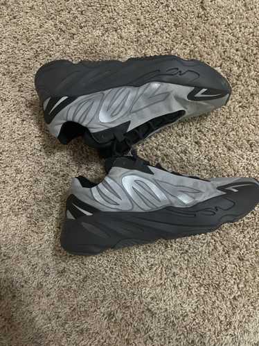 Adidas Yeezy 700 Metallic MNVN