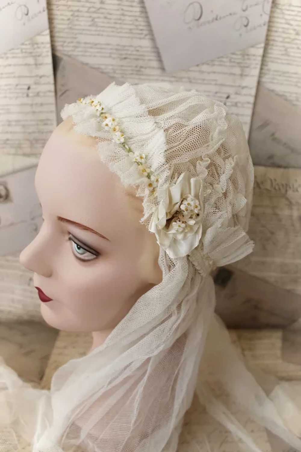 Lovely Tulle Embroidered Vintage Wedding Veil wit… - image 3