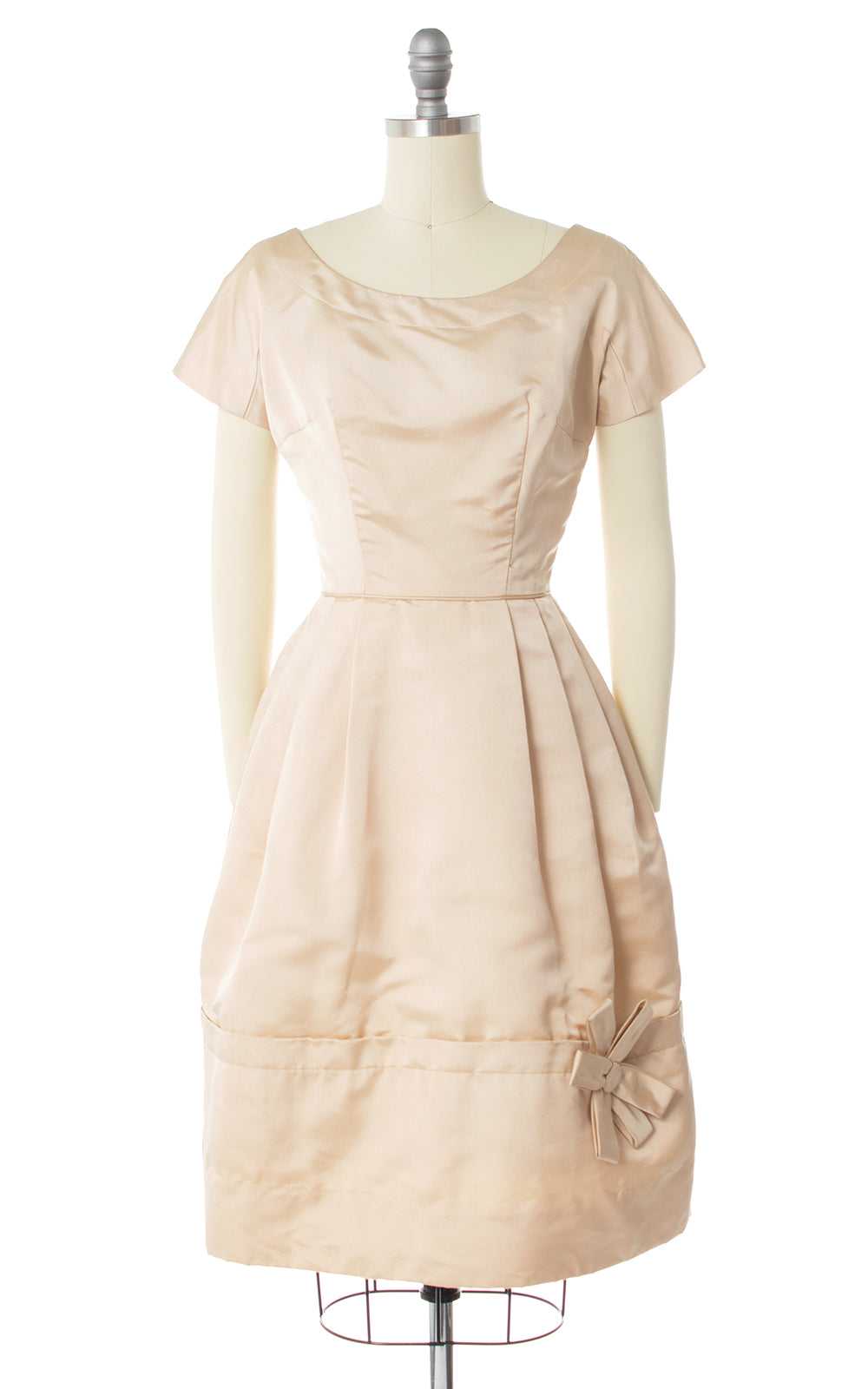 $65 DRESS SALE /// 1950s Cream Silk Bow Appliqué … - image 1