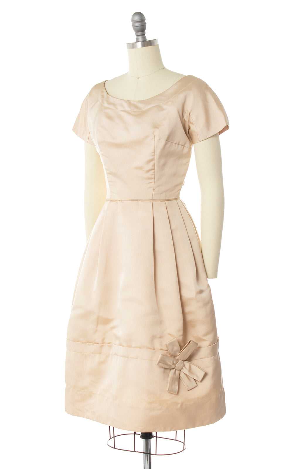 $65 DRESS SALE /// 1950s Cream Silk Bow Appliqué … - image 3