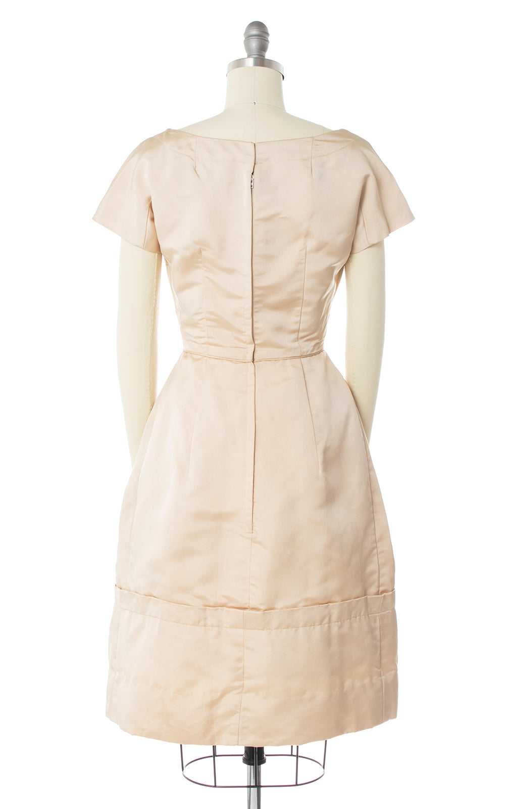 $65 DRESS SALE /// 1950s Cream Silk Bow Appliqué … - image 4