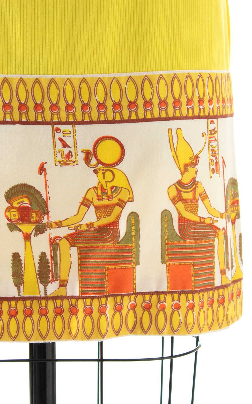 1960s Egyptian Novelty Border Print Shift Dress |… - image 5