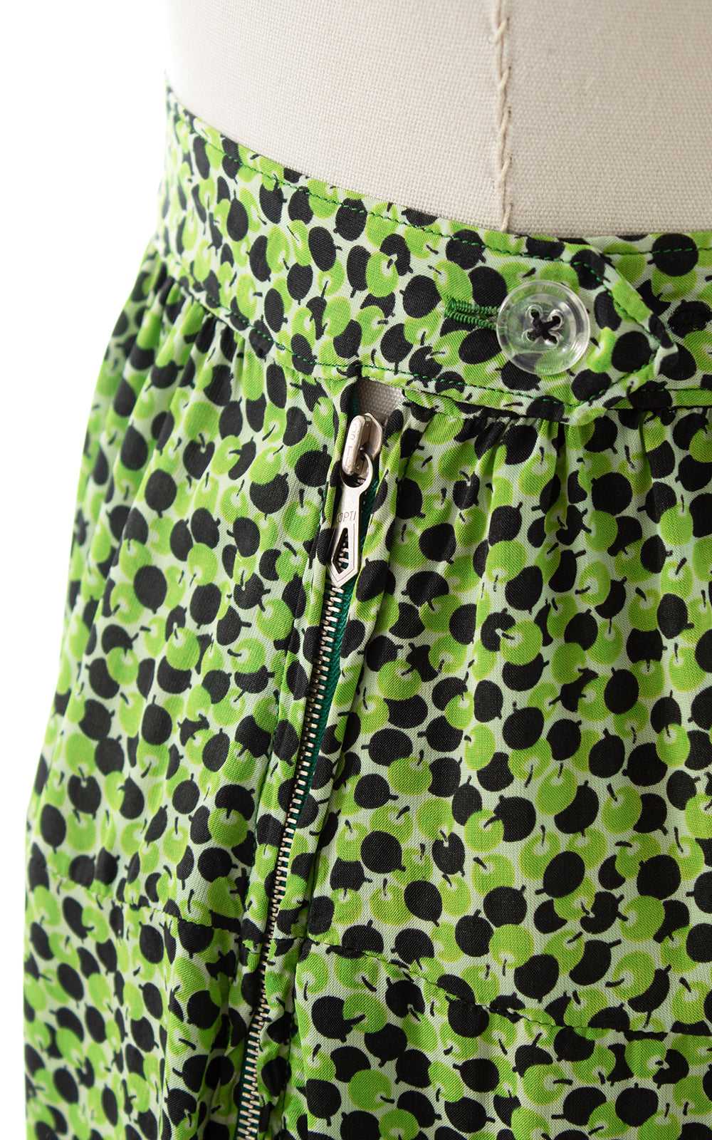 1940s Apples or Olives Novelty Print Rayon Skirt … - image 6