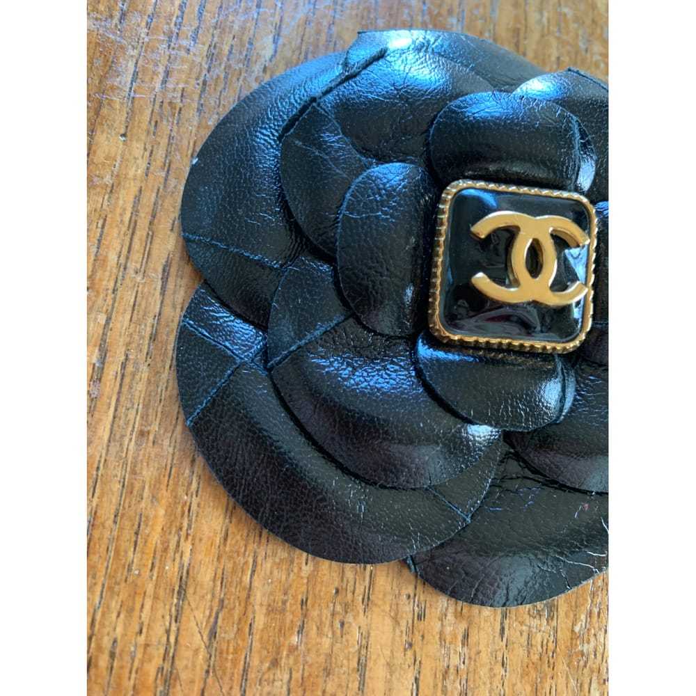 Chanel Camélia leather pin & brooche - image 3