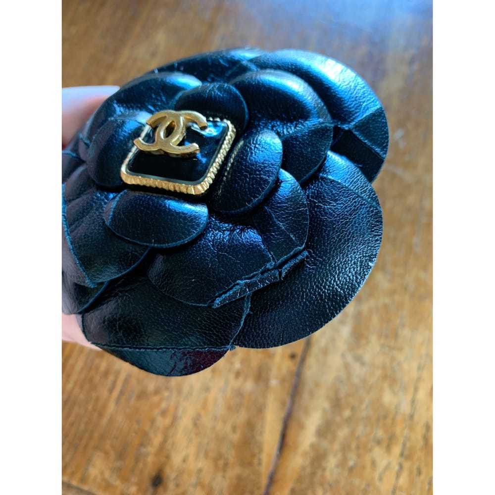Chanel Camélia leather pin & brooche - image 7