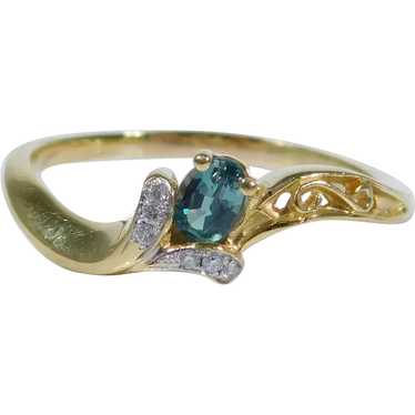 Beautiful .28ctw Green Sapphire & Diamond Ring 18K
