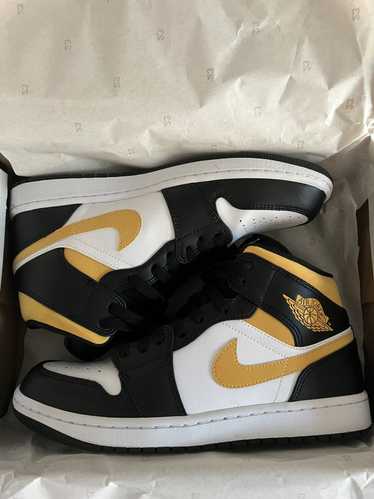 Jordan Brand × Nike Nike Air Jordan 1s Mids (9.5) 