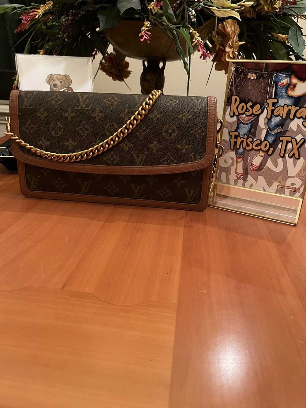 Lot - LOUIS VUITTON POCHETTE en toile Monogram Mini rouge et cuir,  garnitures en laiton doré, sangle amovible 8,5 x 12,5 x 3,5 cmR -  Catalog# 701784 Chanel private collection & Luxury Accessories Online
