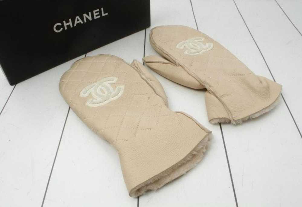 Chanel Chanel Quilted CC Logo Faux Shearling Mitt… - image 11