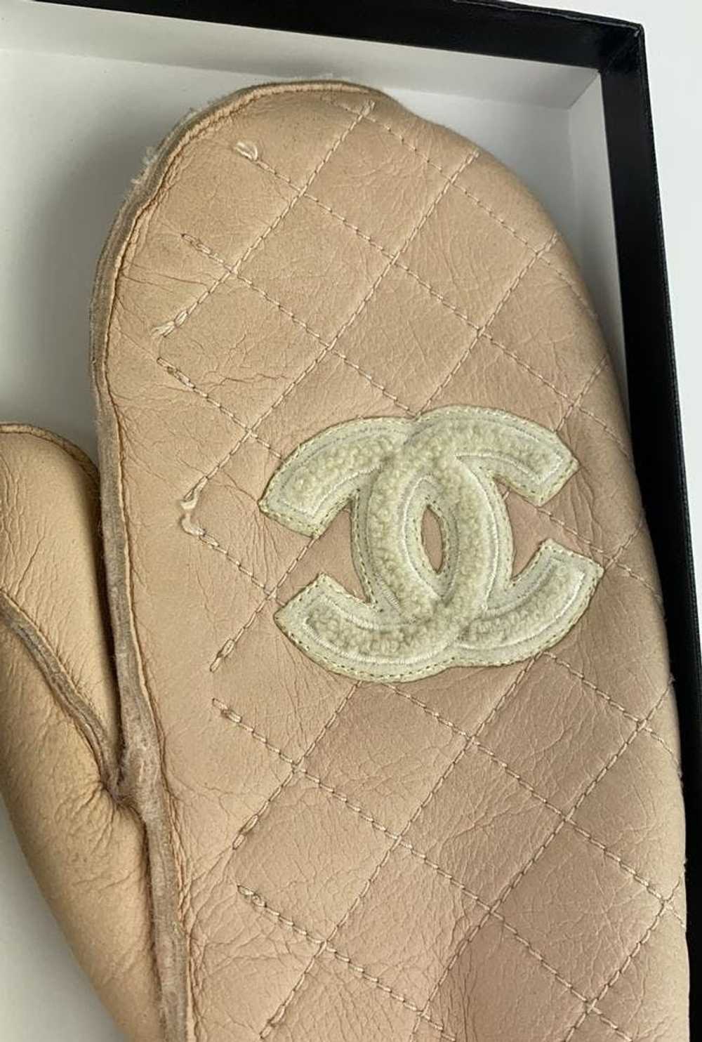 Chanel Chanel Quilted CC Logo Faux Shearling Mitt… - image 2