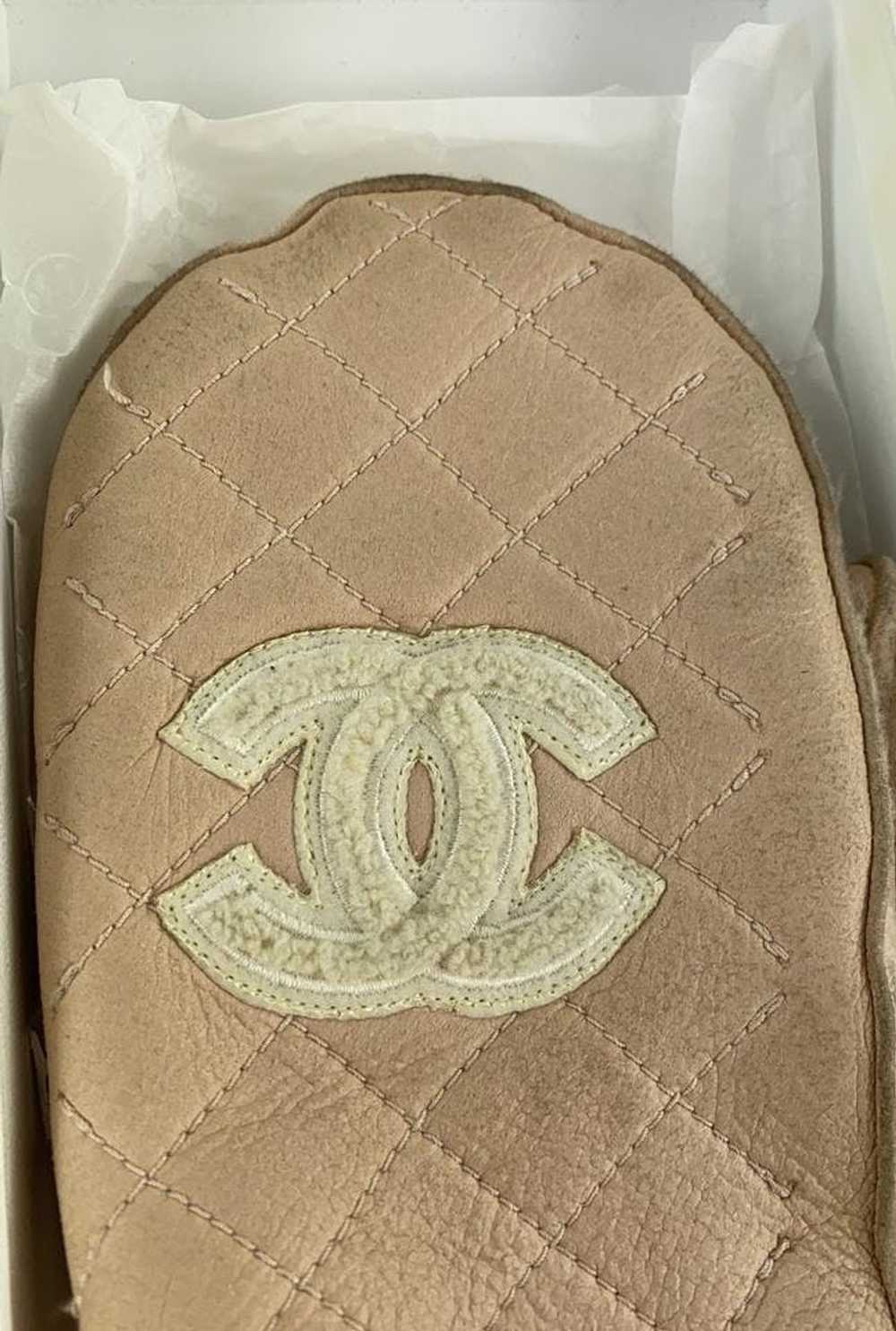 Chanel Chanel Quilted CC Logo Faux Shearling Mitt… - image 3