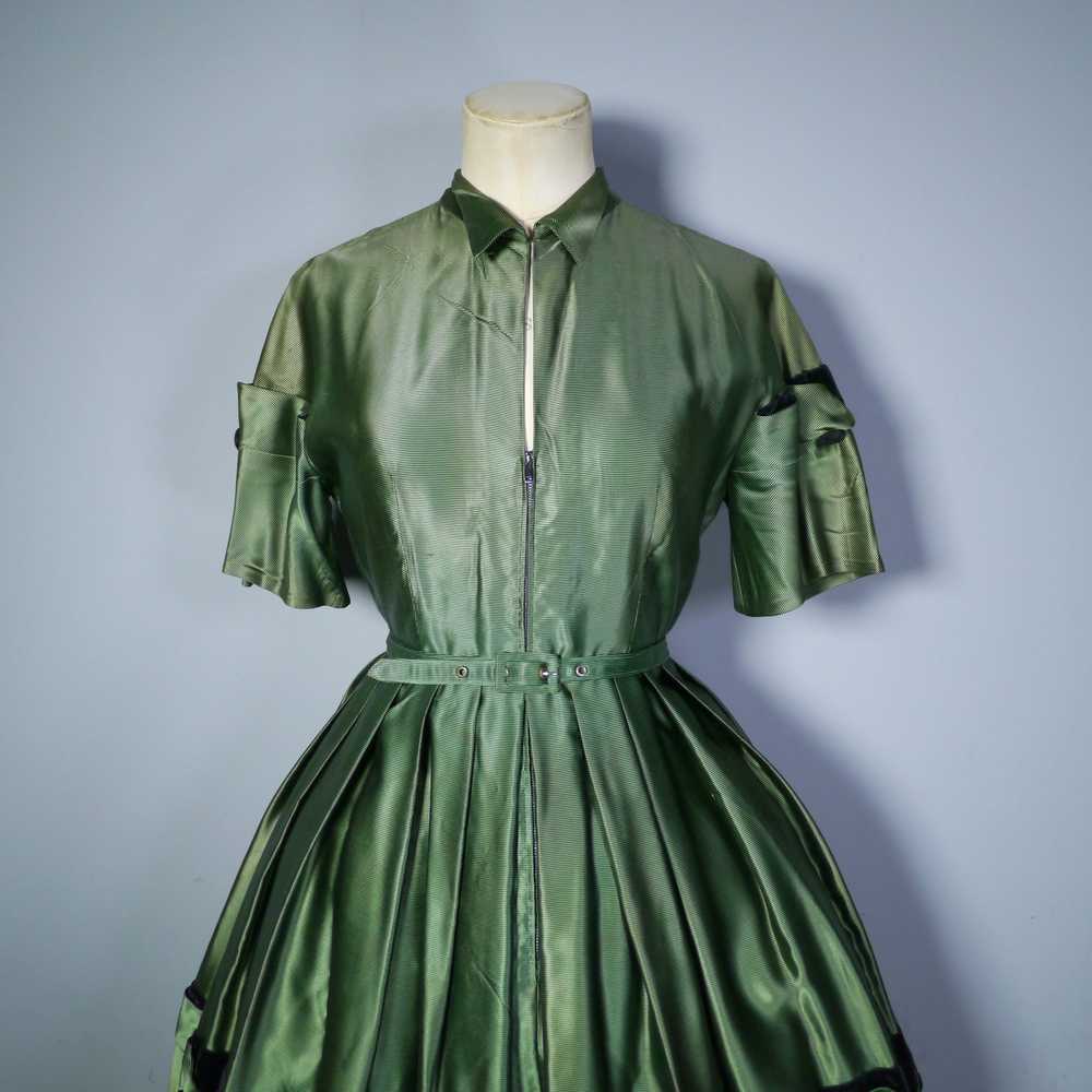 40s 50s GREEN AND BLACK SATIN DRESS WITH VELVET B… - image 3
