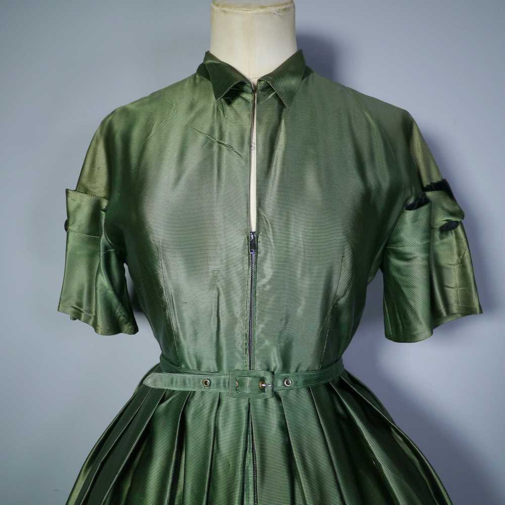 40s 50s GREEN AND BLACK SATIN DRESS WITH VELVET B… - image 4