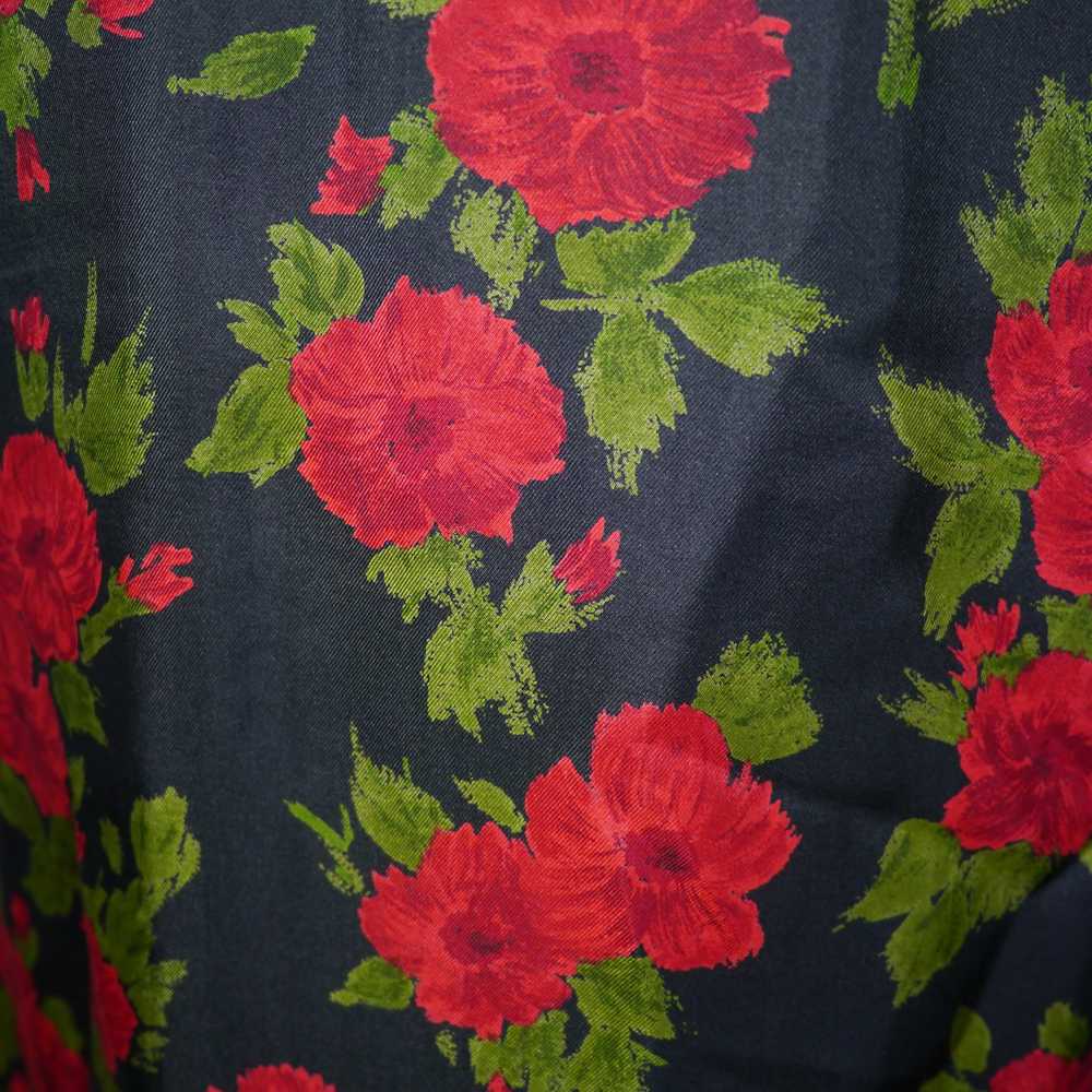 50s BLACK AND RED FLORAL KAY SEILIG DRAPED WIGGLE… - image 7