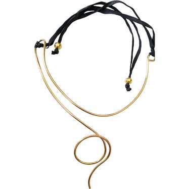 Gold-plated wire and fabric necklace - image 1