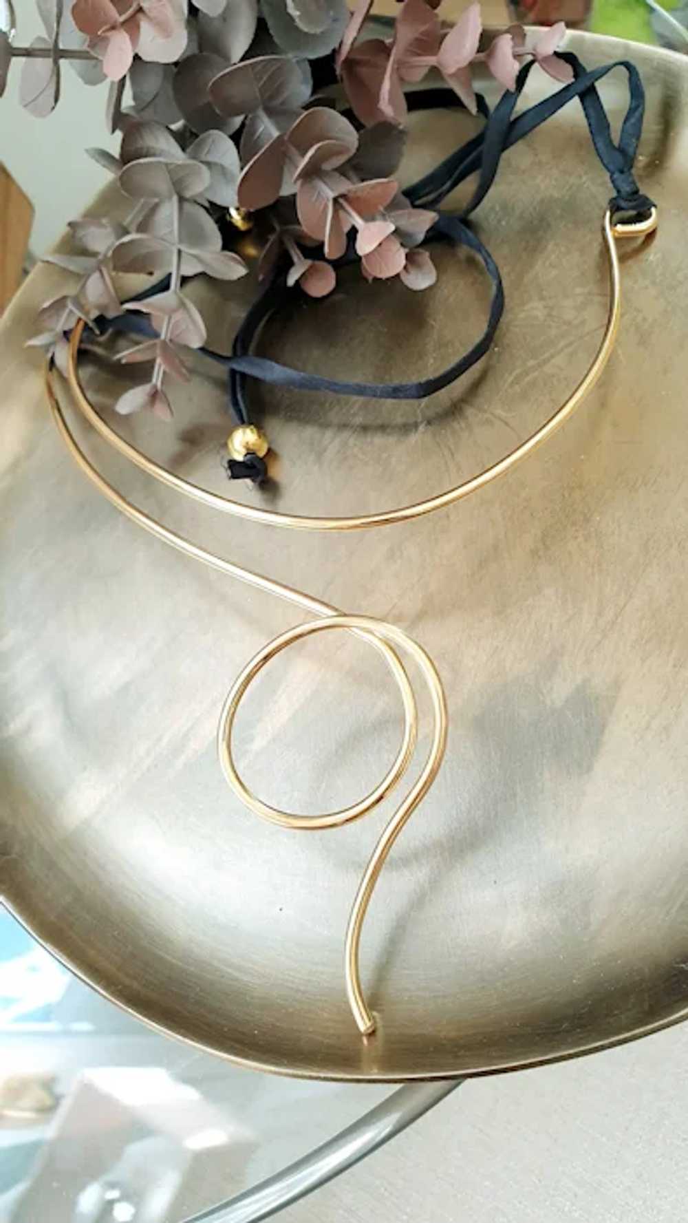 Gold-plated wire and fabric necklace - image 2