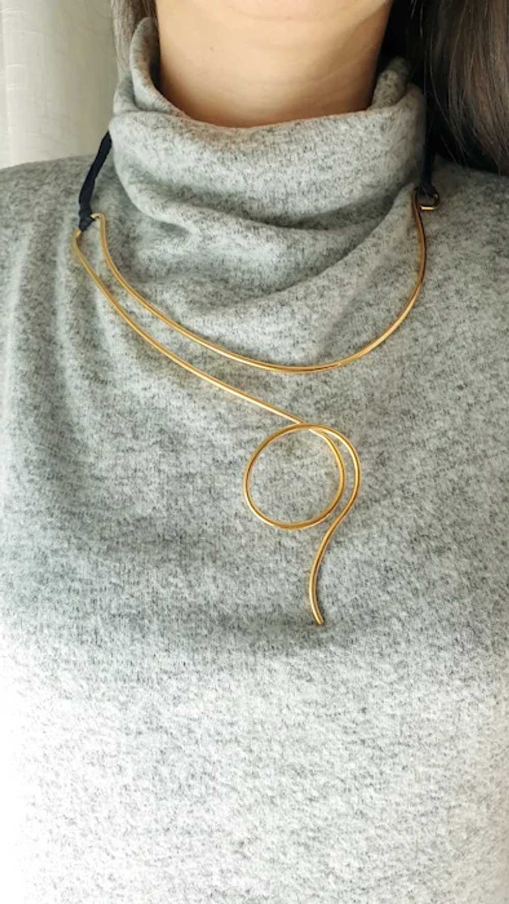 Gold-plated wire and fabric necklace - image 3