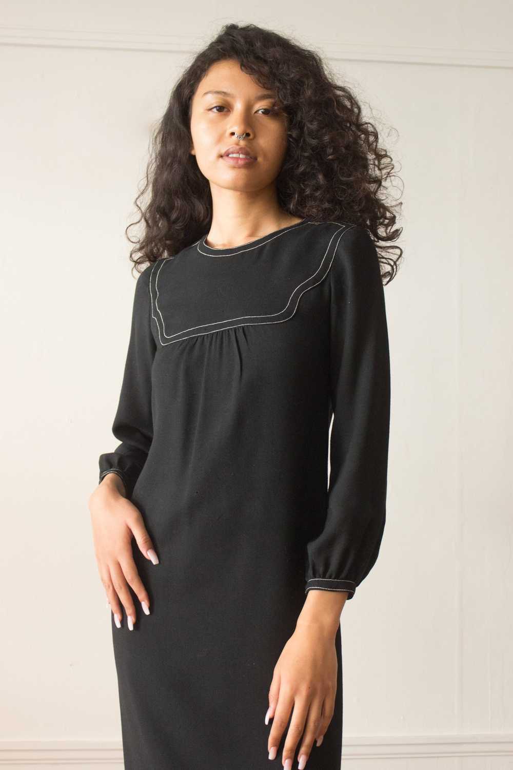 1960s Black Shift Dress with Contrast Stitching - image 2