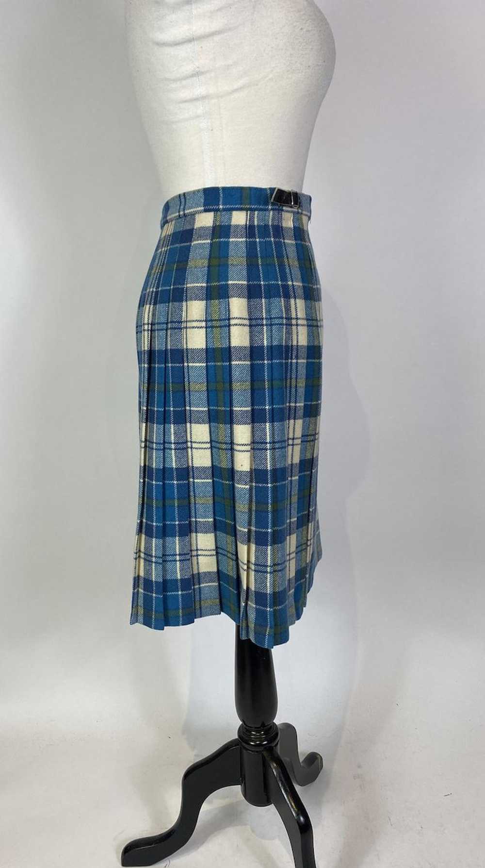 1960s Laird Porch of Scotland Plaid Wool Cape and… - image 8