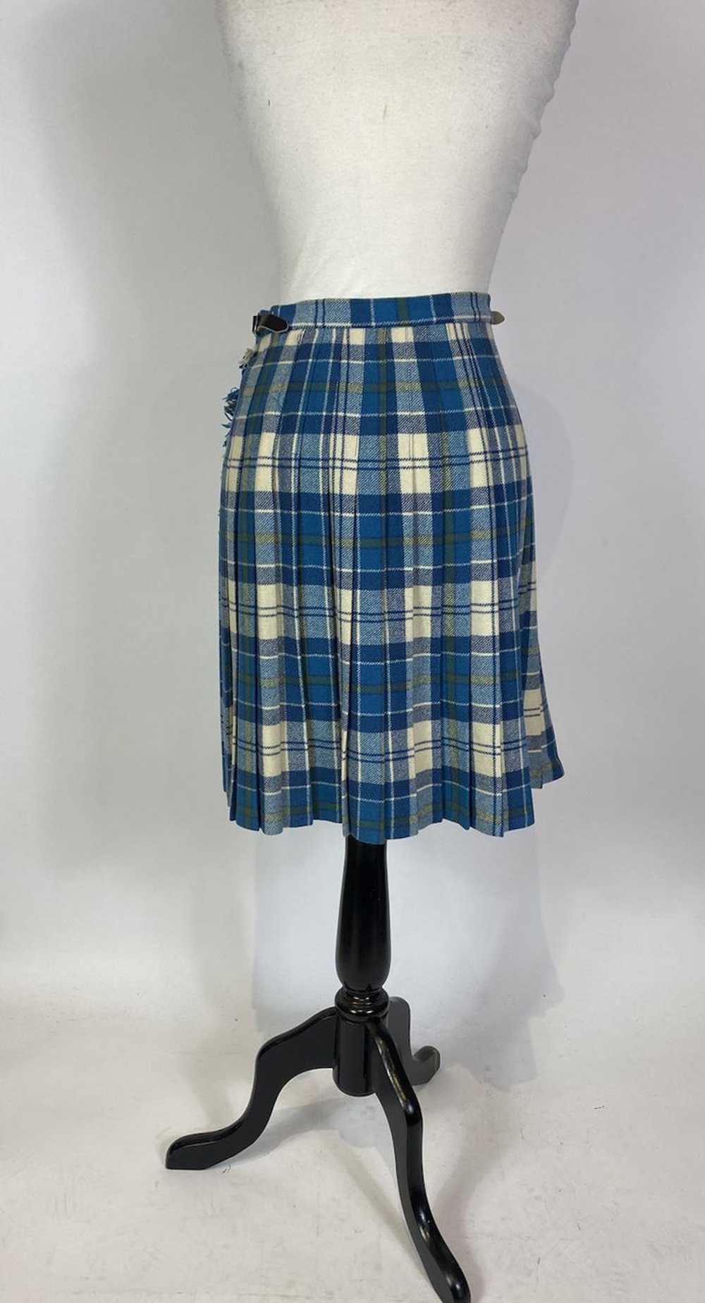 1960s Laird Porch of Scotland Plaid Wool Cape and… - image 9