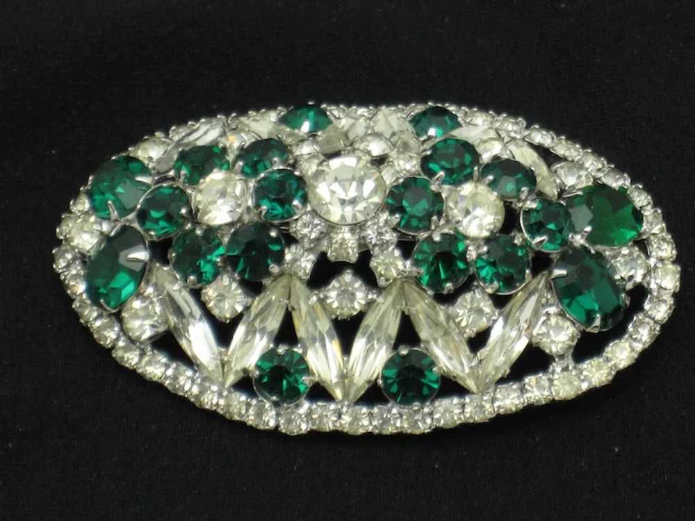 1950s Emerald Green and Ice Oval Shaped Brooch Pin - image 2