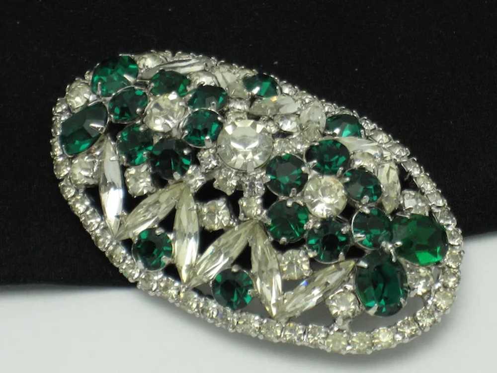 1950s Emerald Green and Ice Oval Shaped Brooch Pin - image 5