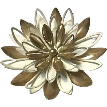 Sarah Coventry White and Gold Metal Flower Pin wi… - image 1