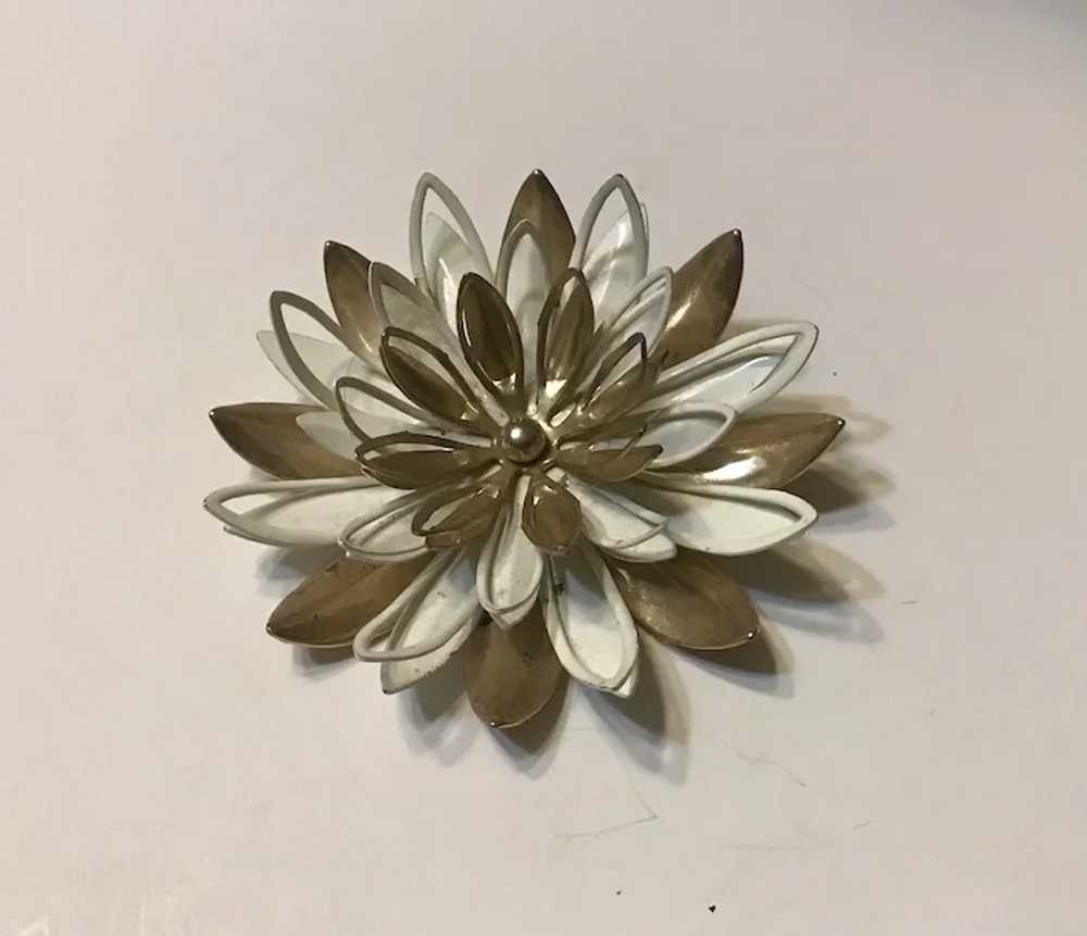 Sarah Coventry White and Gold Metal Flower Pin wi… - image 2