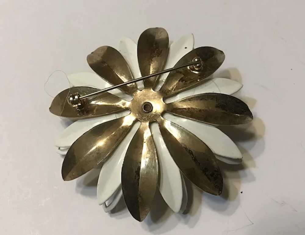 Sarah Coventry White and Gold Metal Flower Pin wi… - image 4