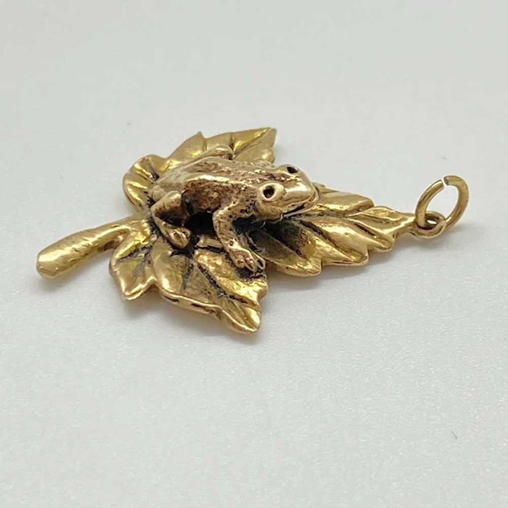 Frog on Leaf Vintage Charm 14K Gold Three-Dimensi… - image 2