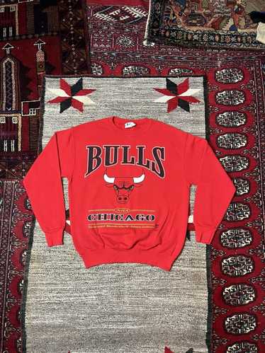StCyrVintage Chicago Bulls Sweatshirt in Black and Red, 90s Vintage Nutmeg Mills - Large