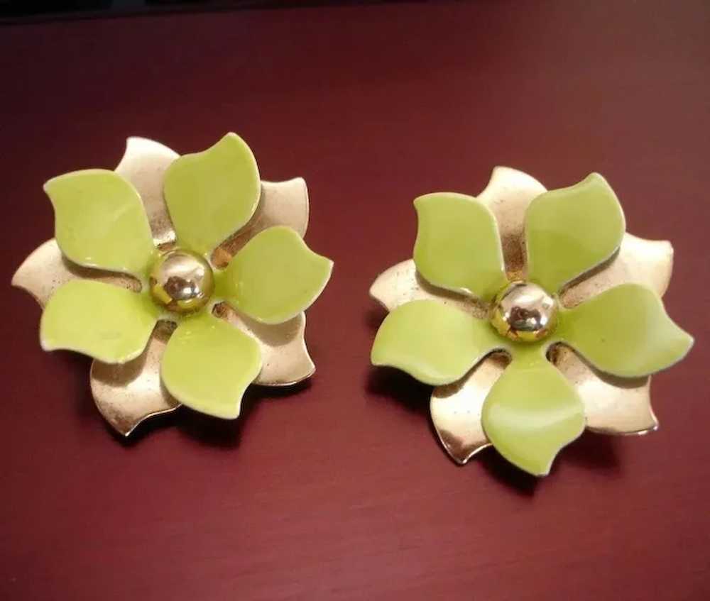 Vintage Chartreuse Green and Gold Floral Clip-On … - image 2