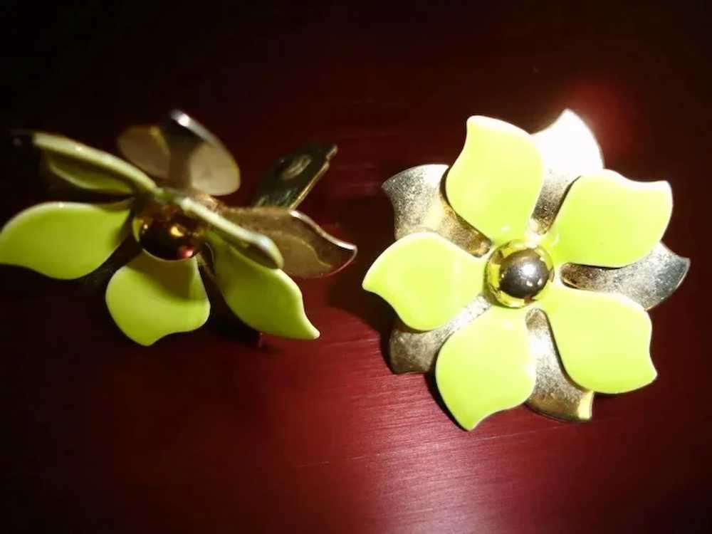 Vintage Chartreuse Green and Gold Floral Clip-On … - image 3