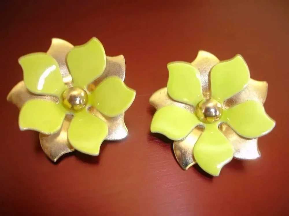 Vintage Chartreuse Green and Gold Floral Clip-On … - image 7