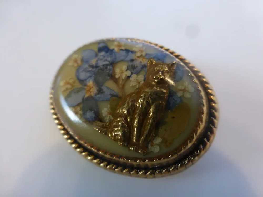 Clear Lucite Encased Gold Tone Cat in Dried Flowe… - image 4