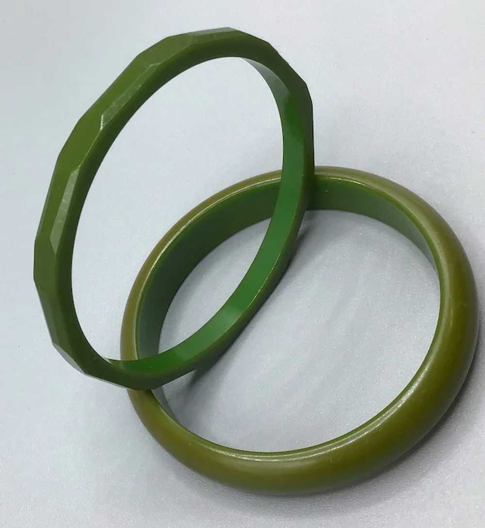 Vintage Green Bakelite Bangles Pair Hand Carved F… - image 3