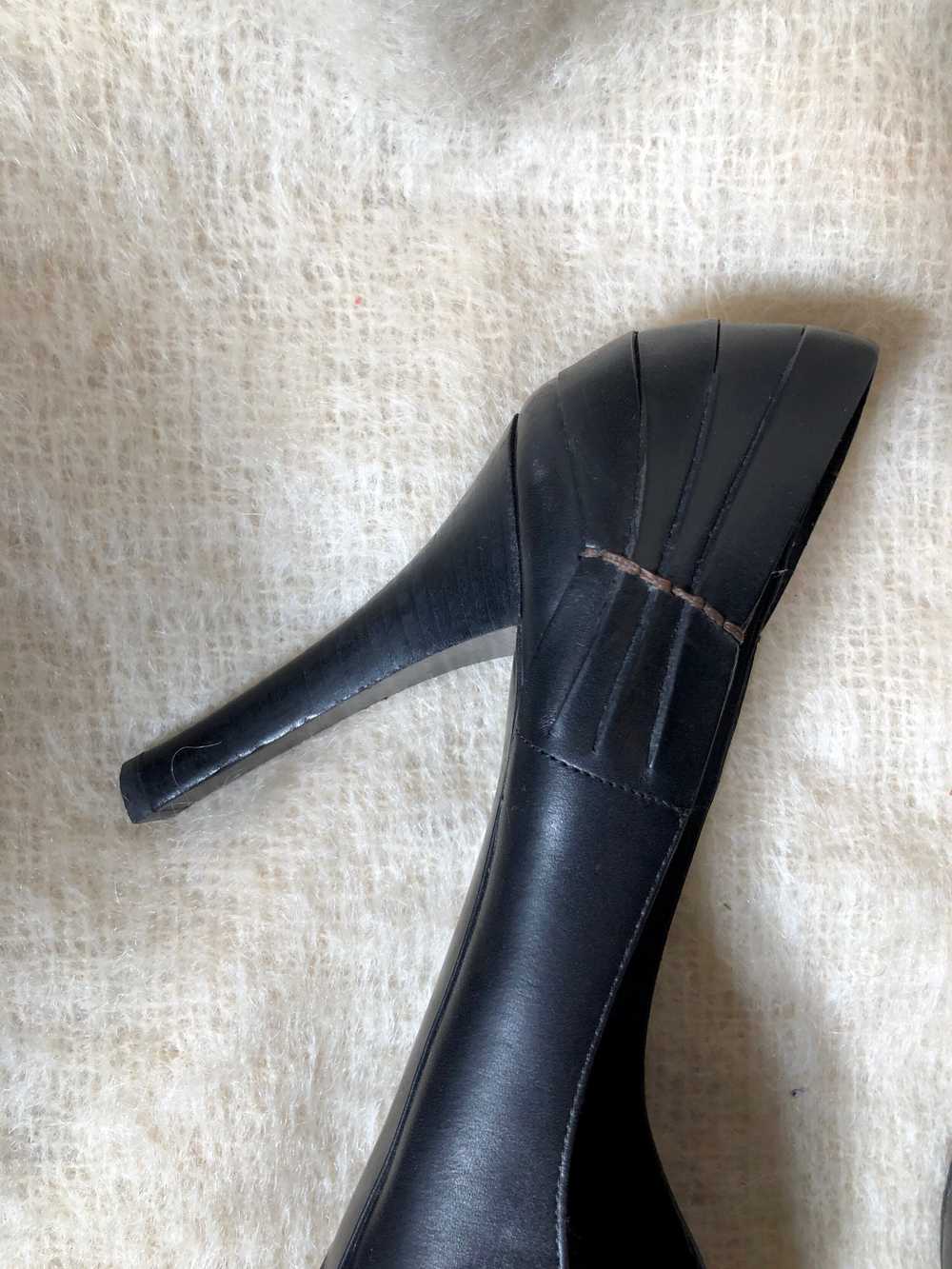 vintage Bottega Veneta heels / black leather peep… - image 2