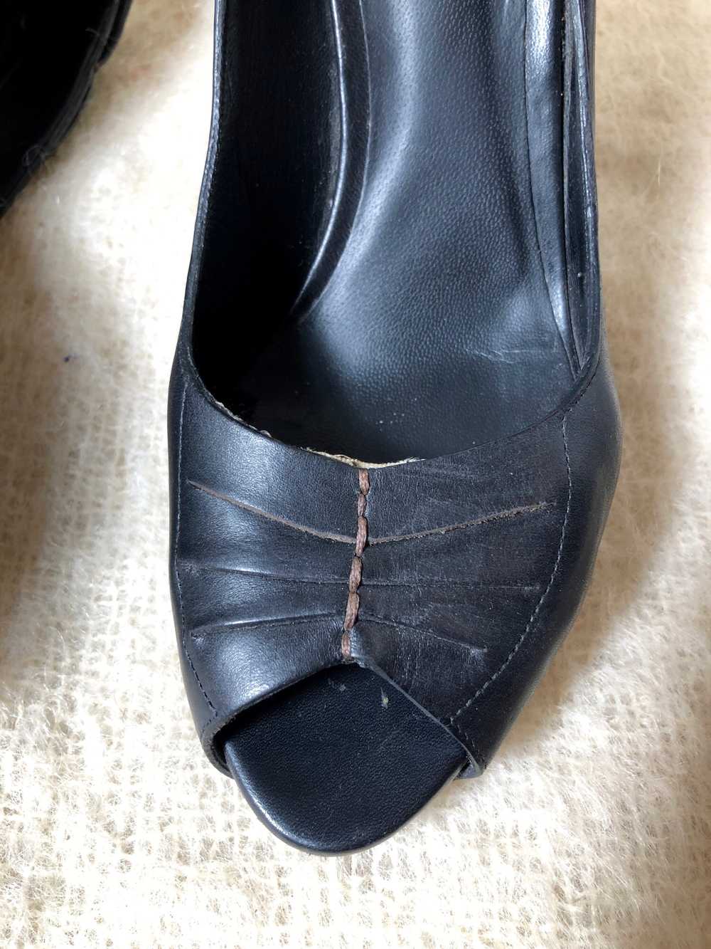 vintage Bottega Veneta heels / black leather peep… - image 3