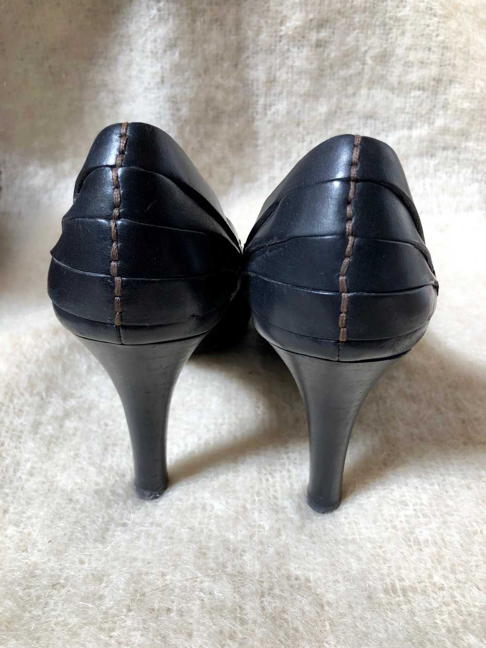 vintage Bottega Veneta heels / black leather peep… - image 4