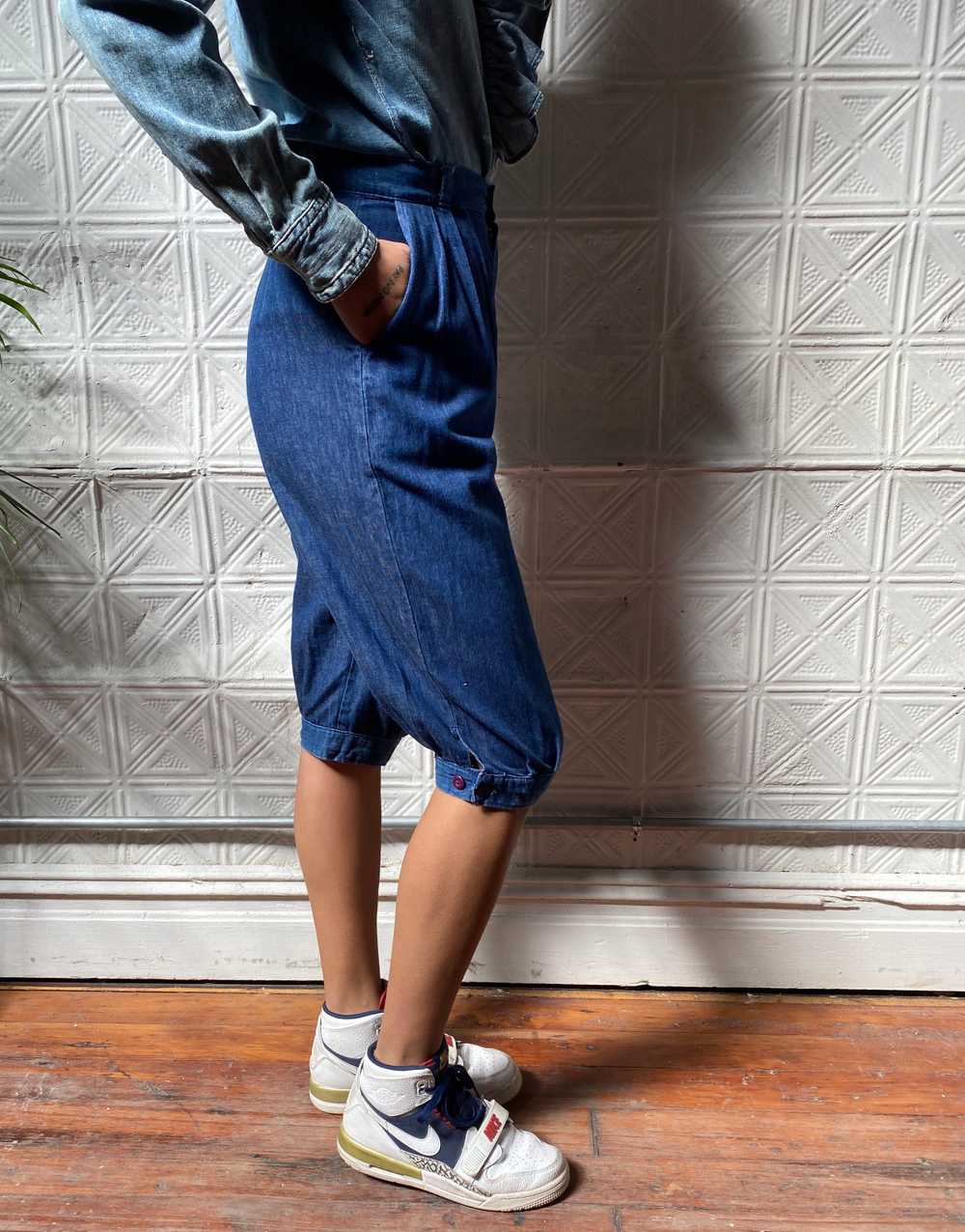 vintage denim culottes / 80s denim pedal pushers … - image 9