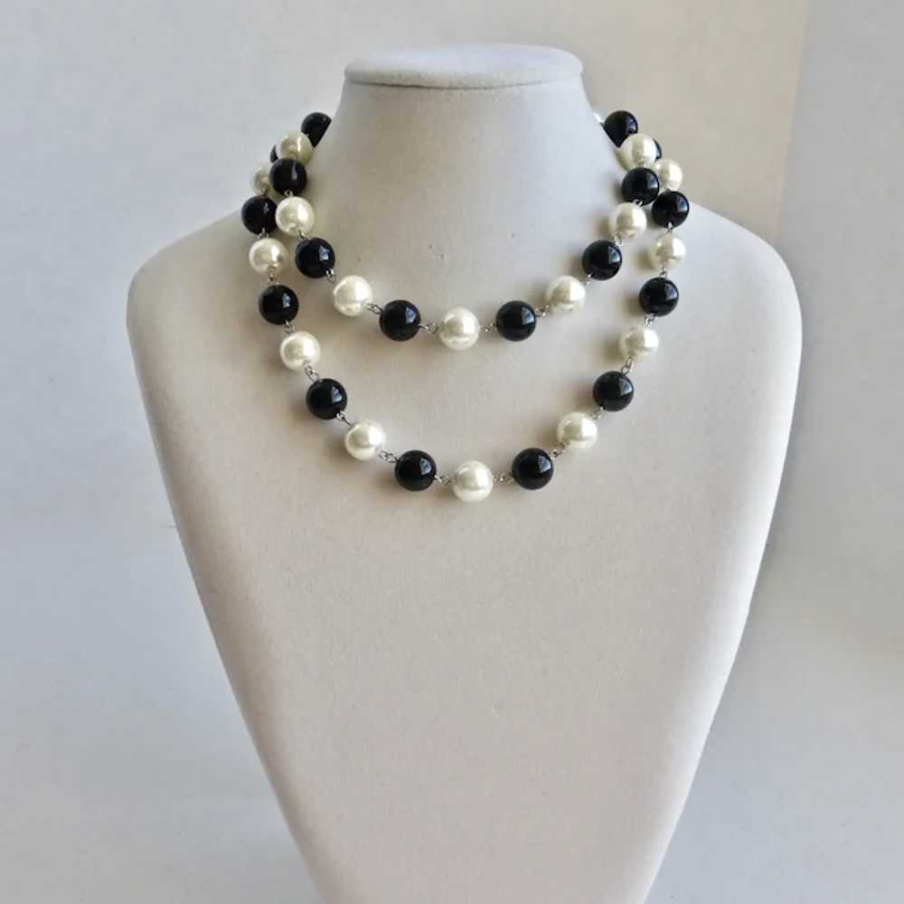 Vintage Black Lucite and White Glass Pearls Neckl… - image 3