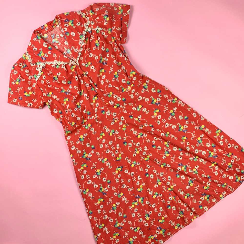 1930s Red Cotton Print Dress W/ Lace & Gem Buttons - image 2