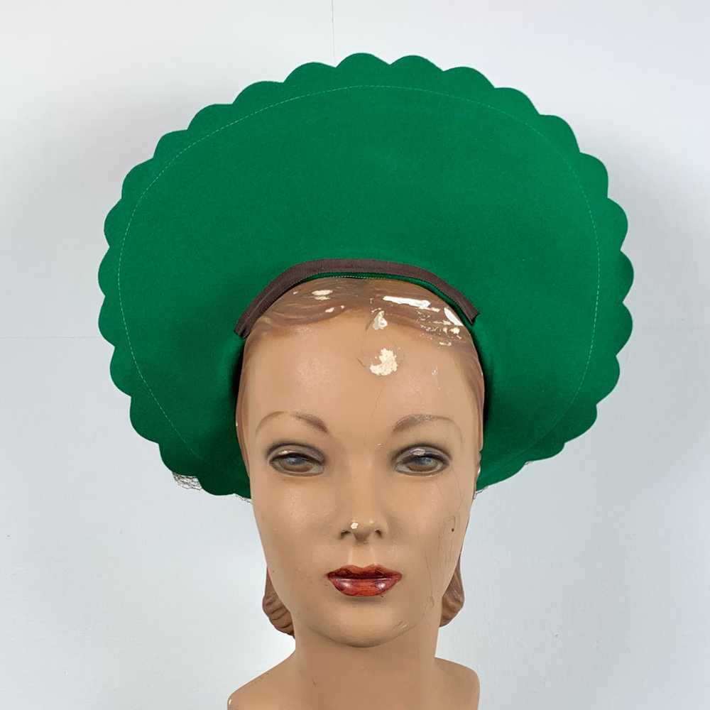 Dramatic 1940s Green Felt Scalloped Halo Hat - image 2