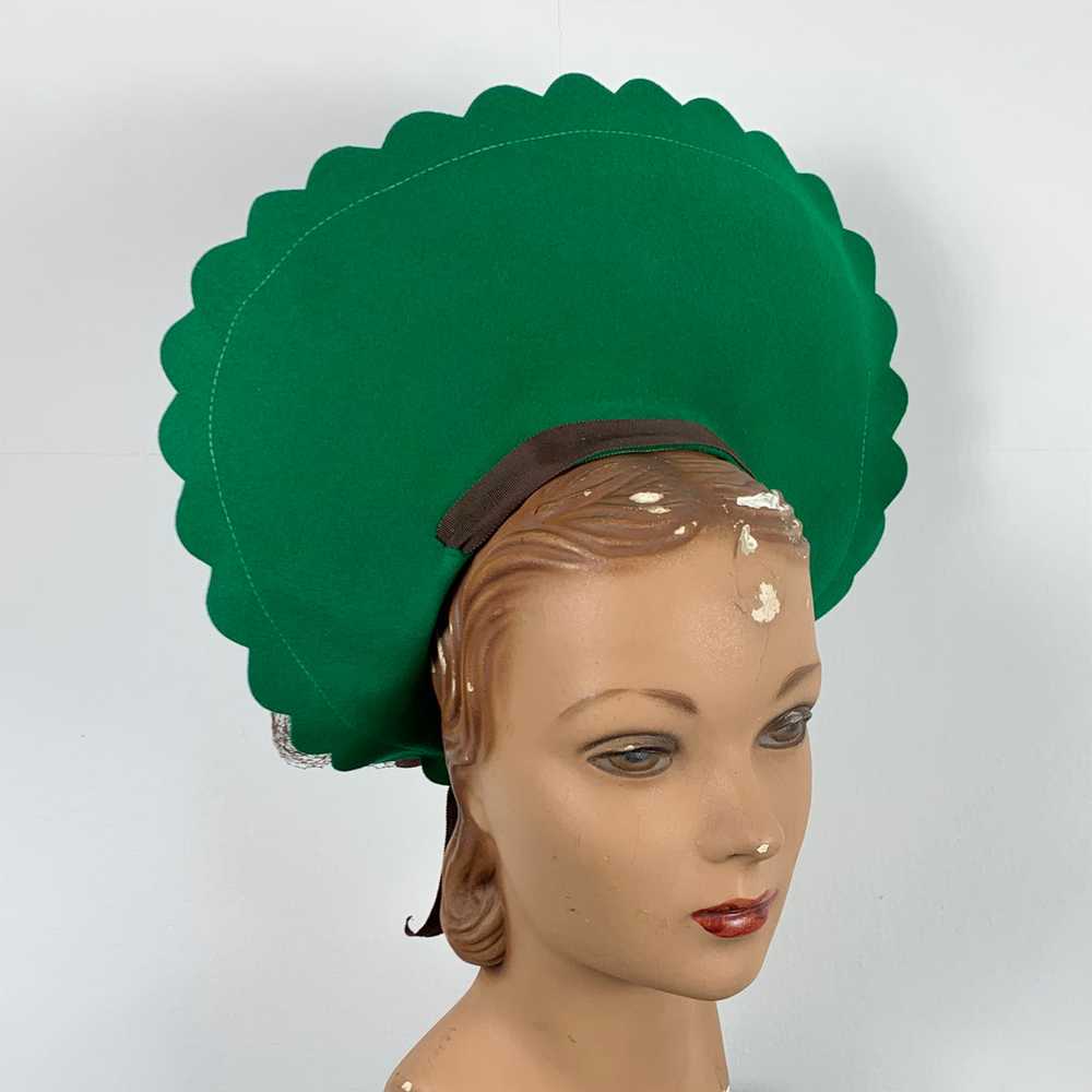 Dramatic 1940s Green Felt Scalloped Halo Hat - image 3